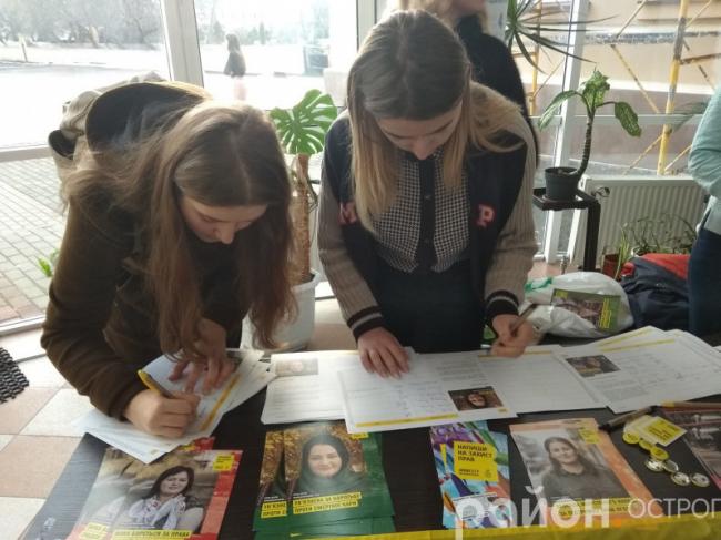 На Рівненщині збирали підписи на підтримку правозахисників (ФОТО)