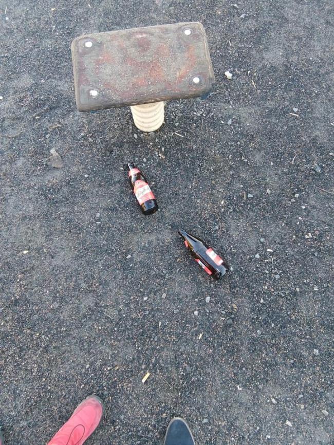 Побиті пляшки та сміття: що можна знайти на дитячому майданчику у містечку на Рівненщині? (ФОТО)