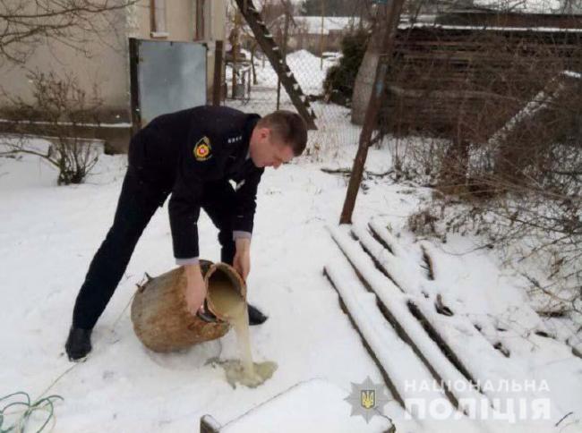 Поліцейські Рівненщини знищили майже 2 тис. літрів самогону (ФОТО)