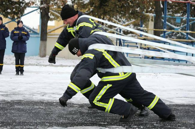 Рівненські рятувальники тягли пожежне авто масою 14 тон (ФОТО)