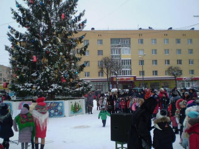У містечку на Рівненщині відкрили новорічну ялинку