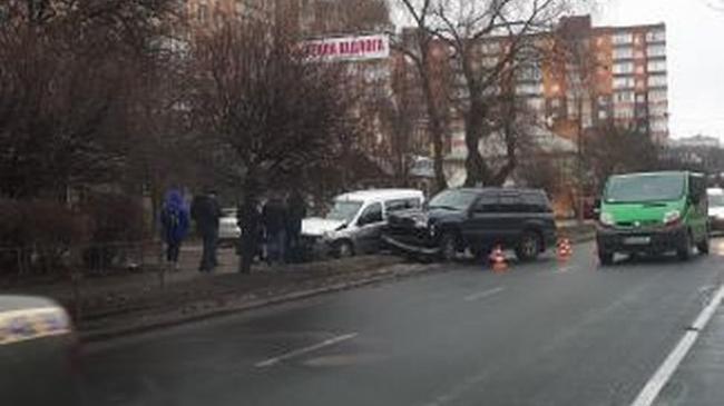 У Рівному на Степана Бандери - ДТП: не розминулися позашляховик та легковик 