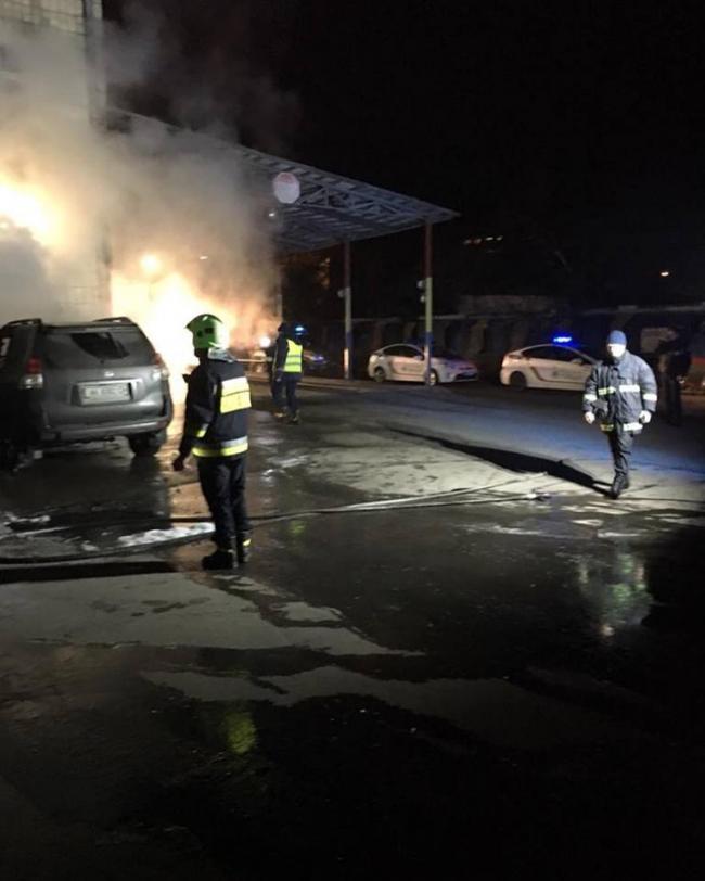 У Рівному на Гагаріна палає автомобіль (ФОТО, ВІДЕО)