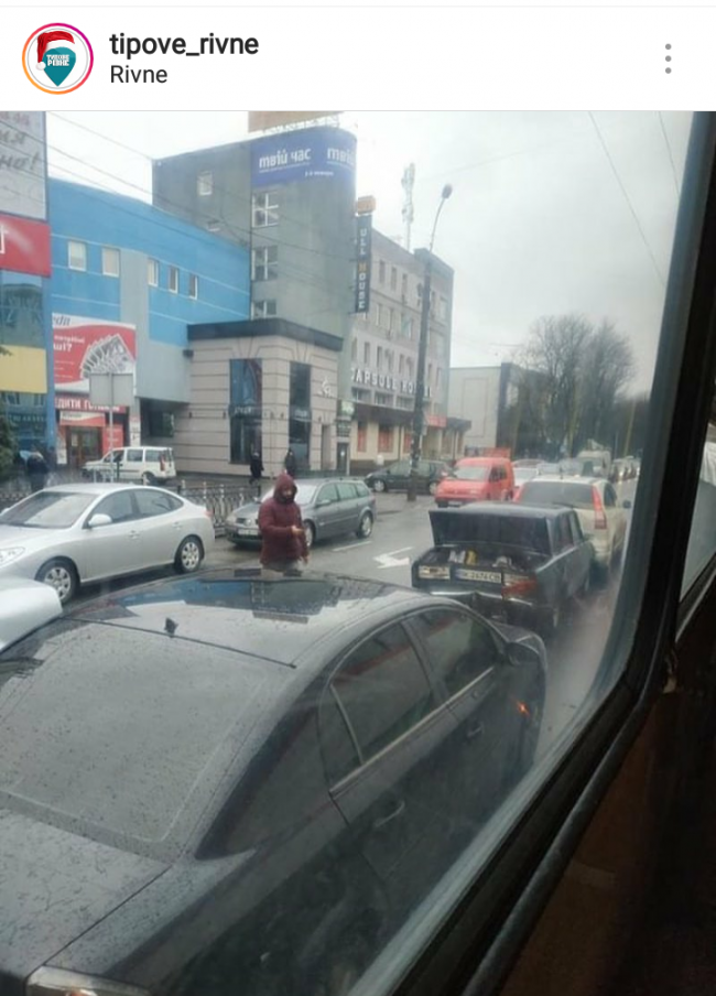 У Рівному зіткнулися три автомобілі 