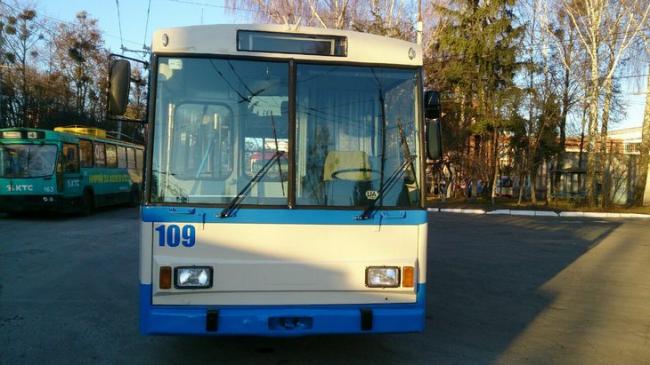 У Рівному відремонтований тролейбус знову возитиме містян (ФОТО)