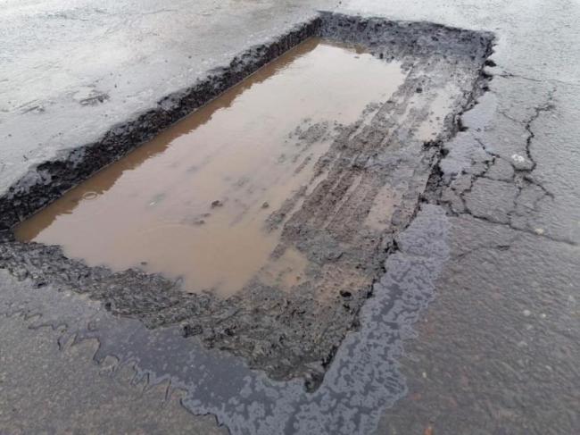 Випав дощ - час латати дорогу: рівненські комунальники знову відзначилися (ВІДЕО)