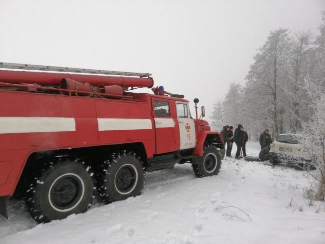 Біля Костополя рятувальники витягували автомобіль із 5-ма пасажирами із кювету (ФОТО, ВІДЕО)