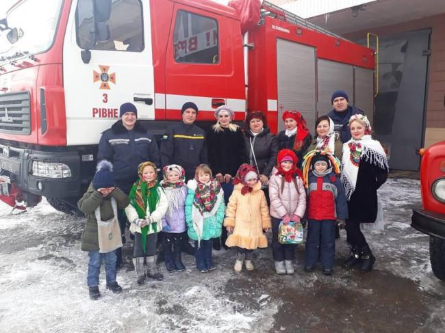Маленькі щедрівники привітали рівненських рятувальників (ФОТО)