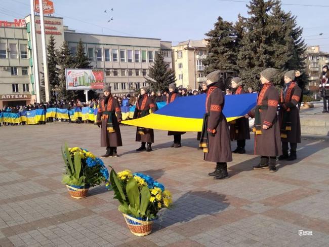 На День Соборності в Рівному майдан замайорів синьо-жовтими кольорами (ФОТО)