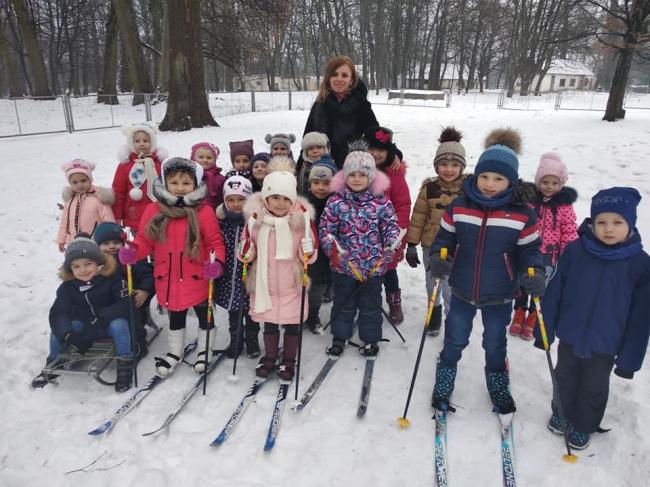 На Рівненщині дітлахи катаються на лижах та санчатах (ФОТО)