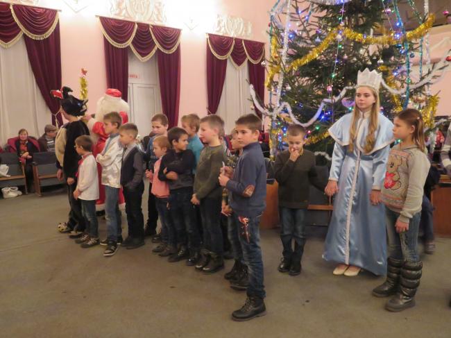 На Рівненщині для дітей організували новорічне свято 