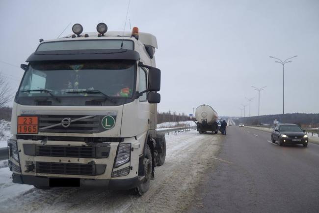 На Рівненщині дві вантажівки та легковик портапили в ДТП (ФОТО)