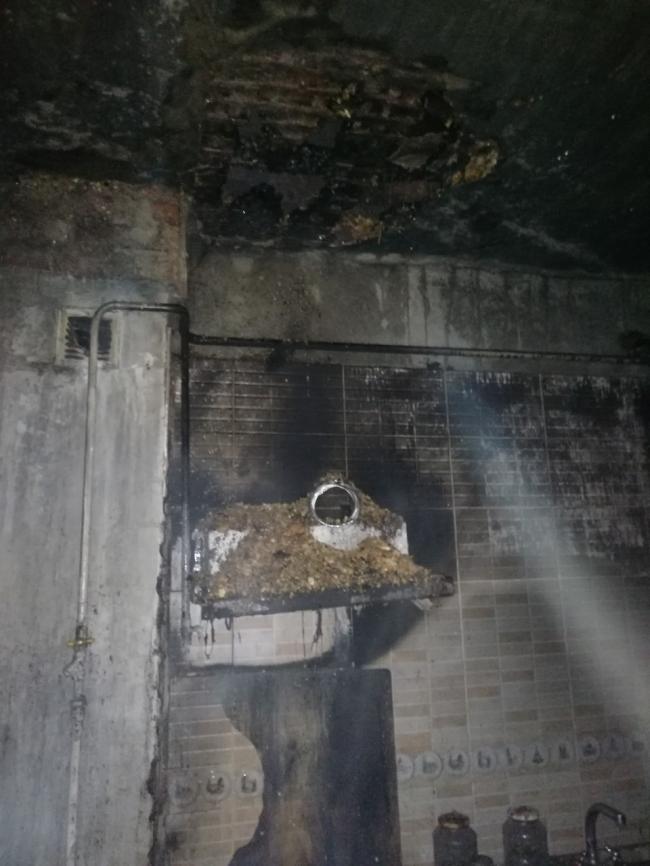 На Рівненщині горів житловий будинок: повністю знищено дах (ФОТО)