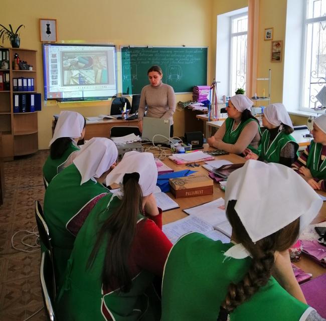 На Рівненщині студентів вчили шити наволочки