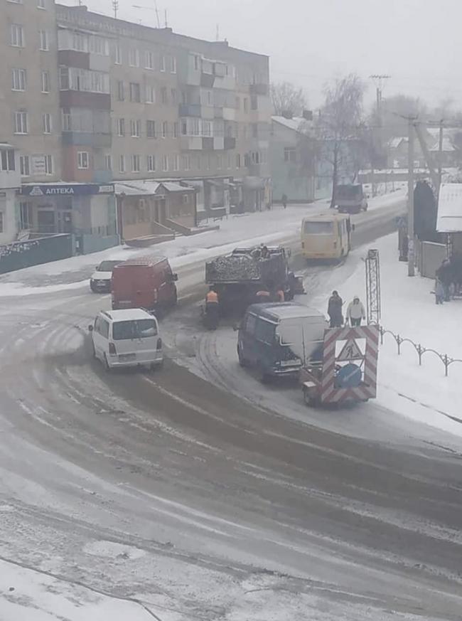 На Рівненщині у сніг латають дорогу (Фотофакт)