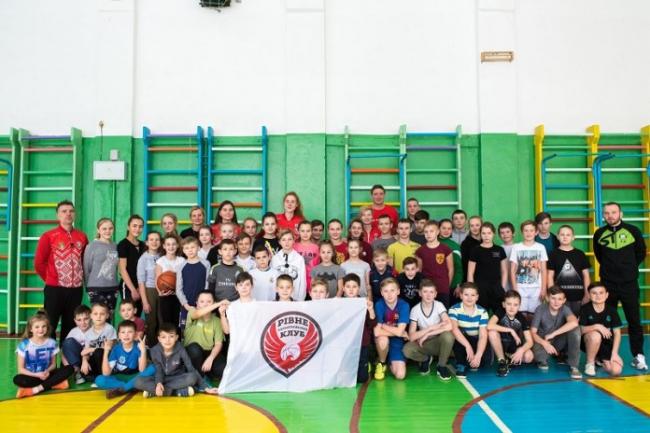 Президент БК “Рівне” провів заняття з баскетболу у рідній школі (ФОТО+ВІДЕО)