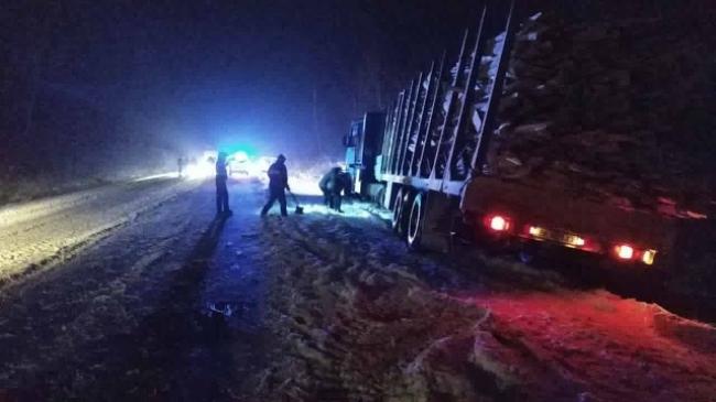 Рівненські рятувальники допомагали водіям, які потрапили у снігові замети