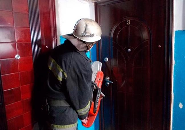 Рятувальники Рівненщини відкривали двері квартири, де перебувала 3-річна дитина