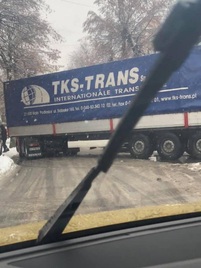 Вантажівка заблокувала проїзд вулицею в центрі Рівного (ФОТОФАКТ)