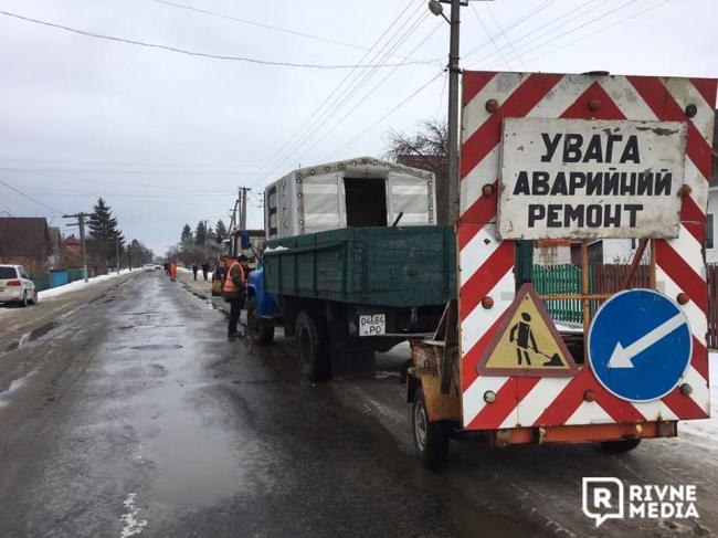 "Воду з вибоїн вигрібали віниками": дорожники Рівненської області знову відзначилися (ФОТО)