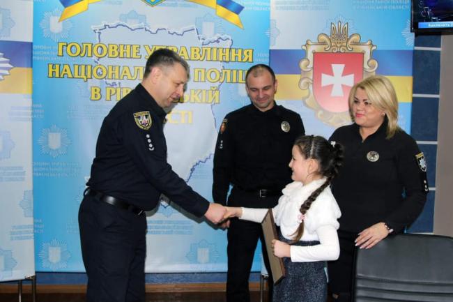 9-річну Оленку, яка знайшла та повернула мобільний телефон, нагородив начальник поліції Рівненщини