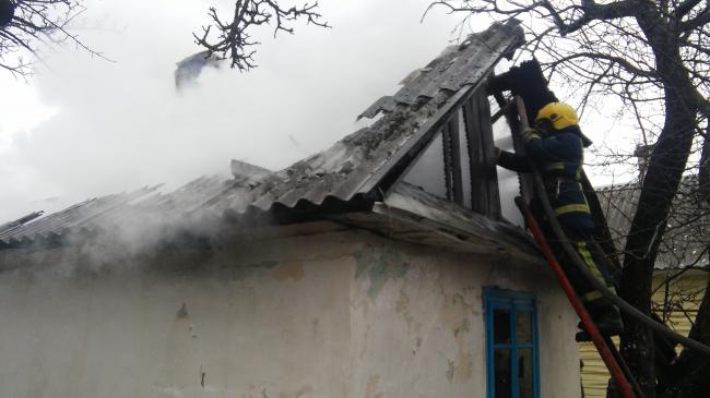 На Рівненщині горіла господарча будівля: вогонь мало не перекинувся на будинок 