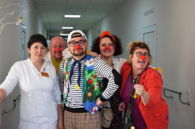 На Рівненщині лікарняні клоуни піднімали настрій хворим у хоспісі