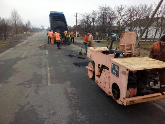 На Рівненщині проводять ямковий ремонт доріг (ФОТО)