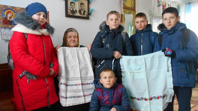 На Рівненщині школярі збирають старовинні українські фартухи