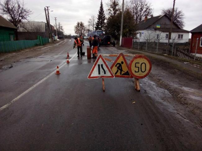 На Рівненщині триває ямковий ремонт доріг (ФОТО)