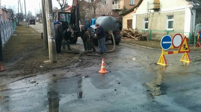 На Рівненщині у яму на дорозі провалилася вантажівка "Водоканалу" (ФОТО)