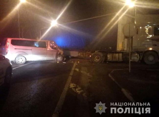 На Рівненщині зіткнулися вантажівка та легковик: двоє осіб травмовано