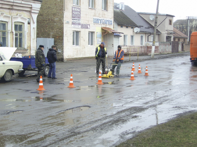 На Рівненщині знову у негоду ремонтують дороги (ФОТО)