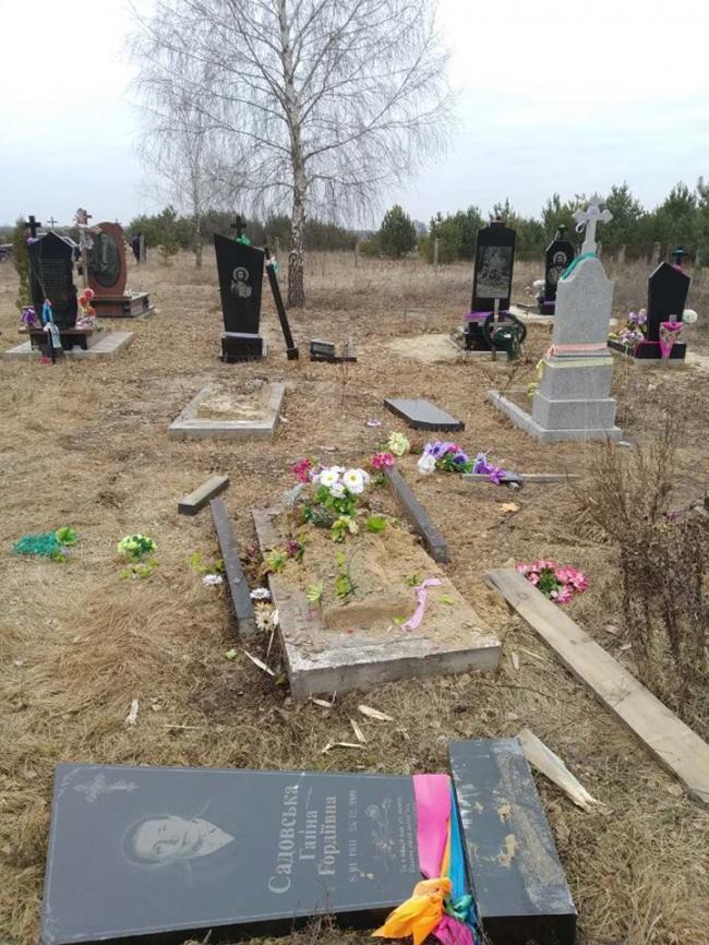 На Рівненщині вандали зруйнували могили (ФОТО)