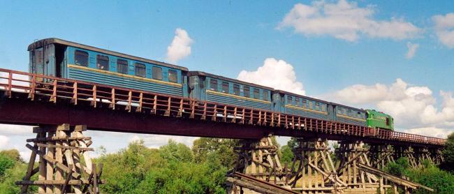 Пасажири добирались до міста пішки: на Рівненщині потяг зійшов із рейок на вузькоколійці