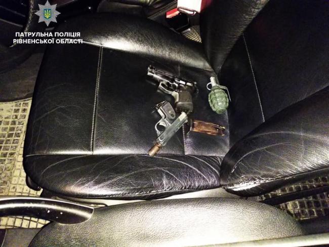 У Рівному в BMW виявили два пістолети, набої та гранату (ФОТО)