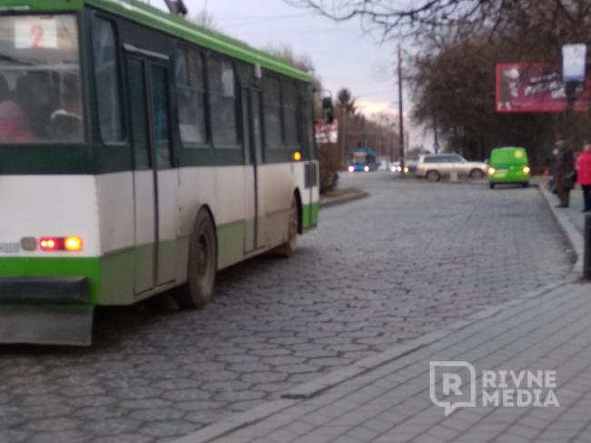 У Рівному в тролейбуса під час руху вистрелило колесо