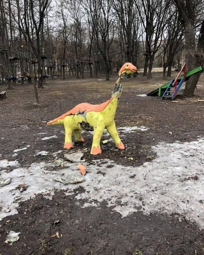 У Рівному вандали "розтрощили" фігурку динозавра у парку (ФОТОФАКТ)