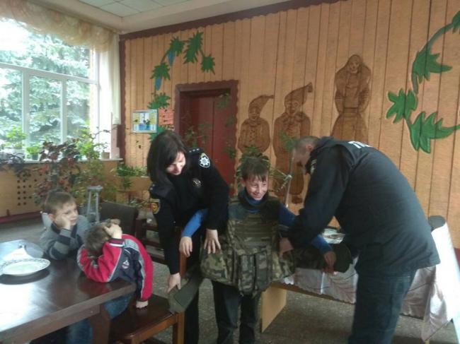 У школі-інтернат на Рівненщині діти стали поліцейськими на день (ФОТО)