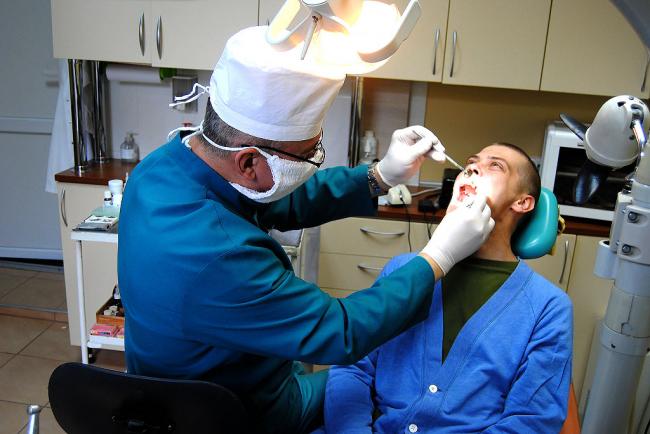 Військові стоматологи Рівного проводять понад 10 операцій на зубах на день (ФОТО)