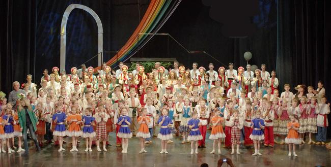 Міська влада Рівного відзначила колектив ансамблю народного танцю «Дружба»