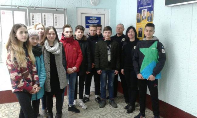 На Рівненщині близько 40 школярів побували у поліцейському відділку