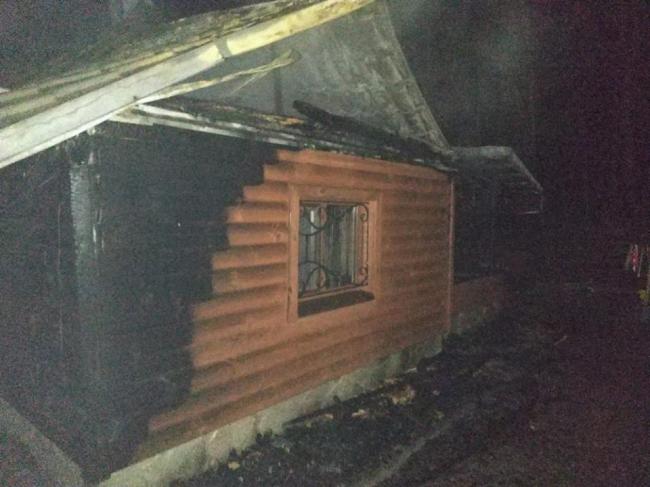 На Рівненщині пожежу в будинку гасило 10 рятувальників