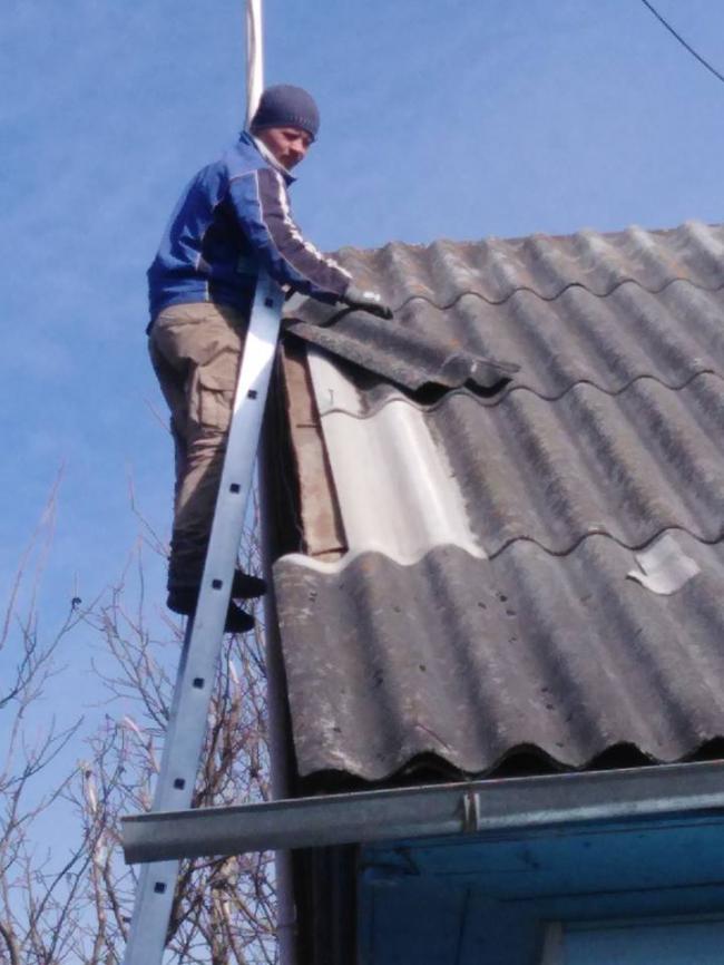 На Рівненщині ремонтують дахи, зірвані під час бурі (ФОТО)