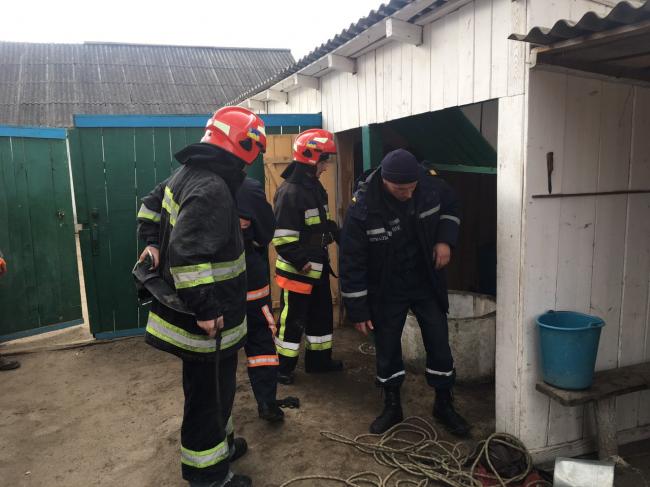 На Рівненщині рятувальники допомогли чоловіку вибратися з 15-метрового колодязя (ФОТО)