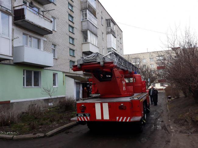 На Рівненщині рятувальники допомогли хворій жінці, яка залишилася сама у замкненій квартирі