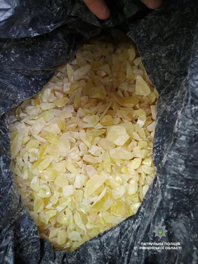 На Рівненщині у чоловіка знайшли 3 кг бурштину