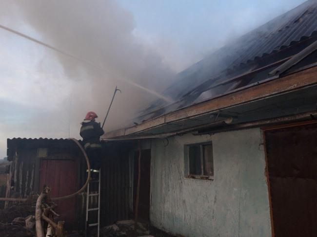 На Рівненщині за годину ліквідували пожежу у господарчій будівлі (ФОТО)