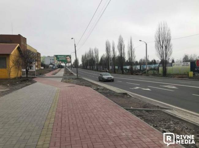 Тротуар зробили, виїзд - не передбачили: родина з Рівного залишилась без виїзду з будинку після ремонту на Макарова