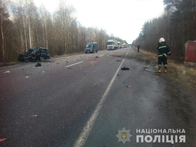 Смертельна ДТП на Рівненщині: легковик протаранив вантажівку (ФОТО)